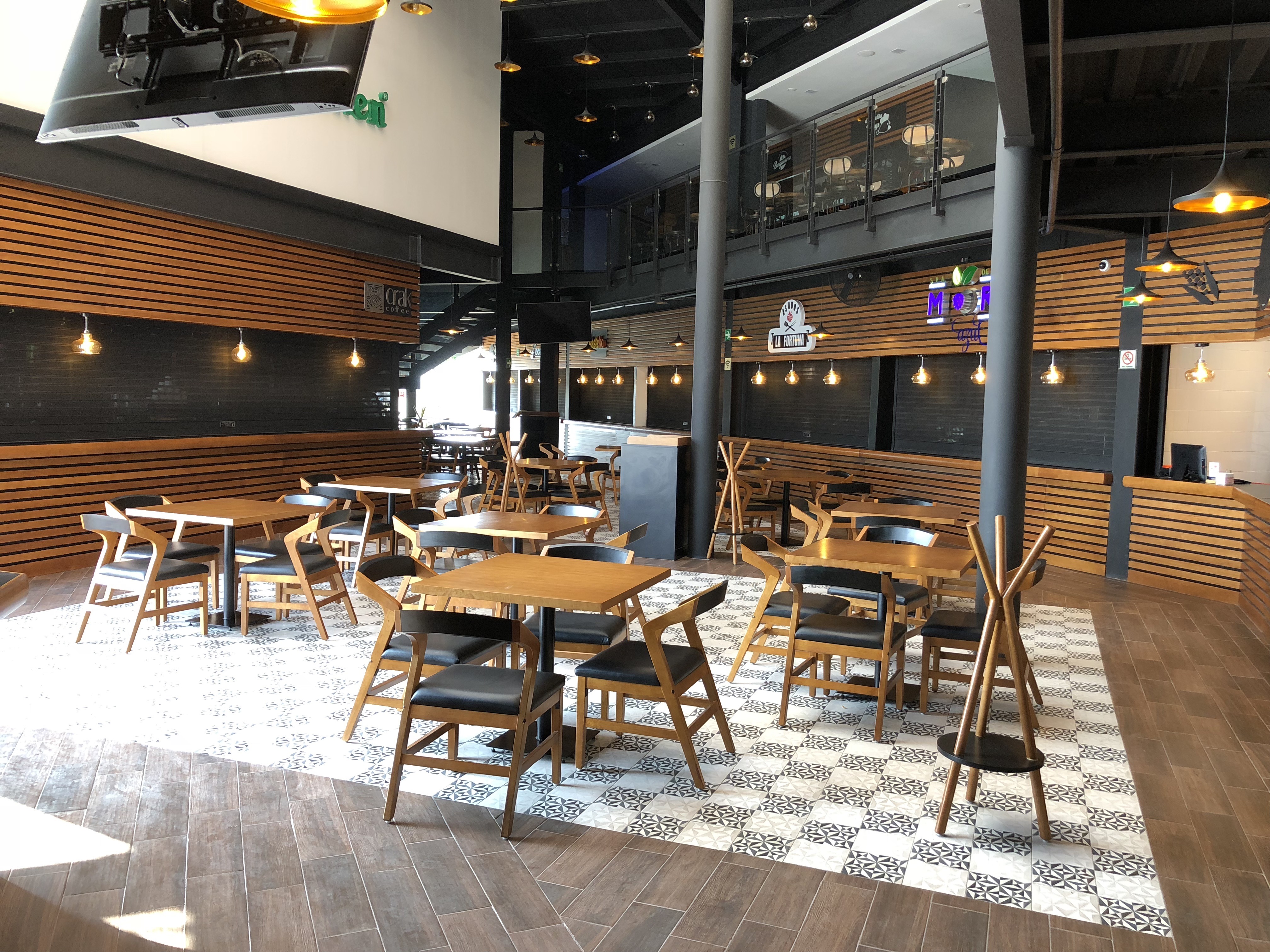 Área de comedor con mobiliario moderno