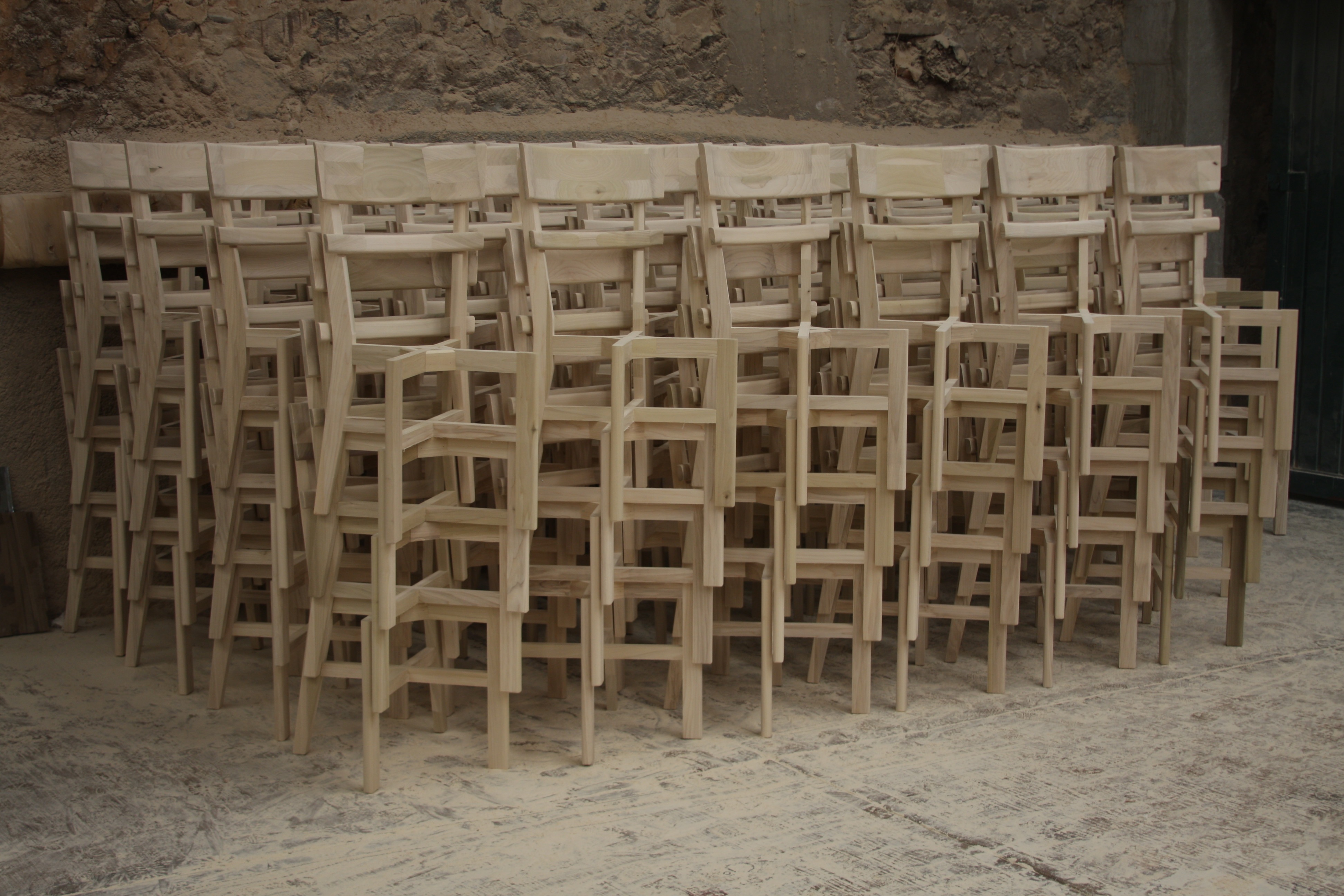 Sillas de madera apiladas
